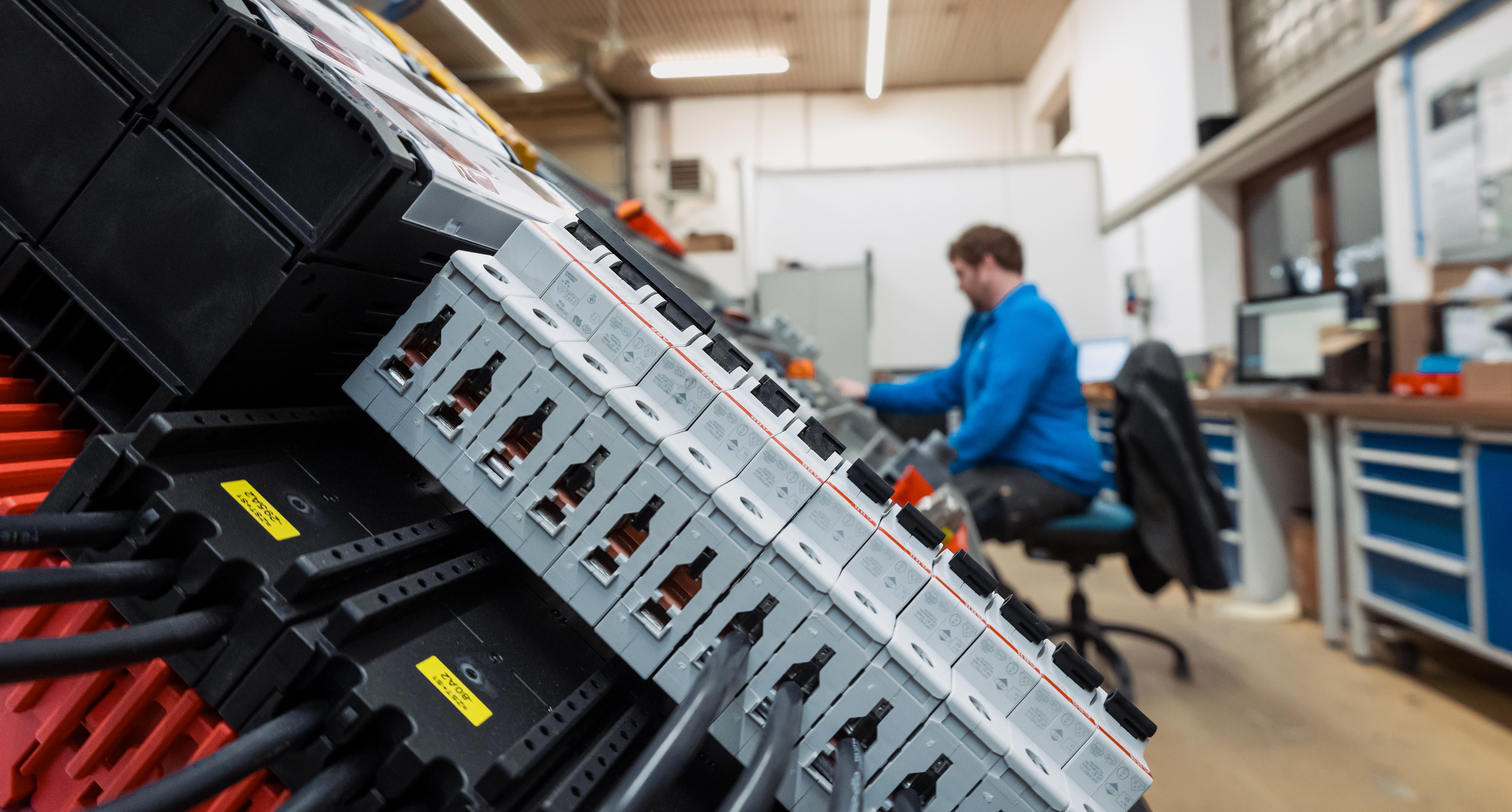 Detailaufnahme eines Schaltschrankes während der Montage