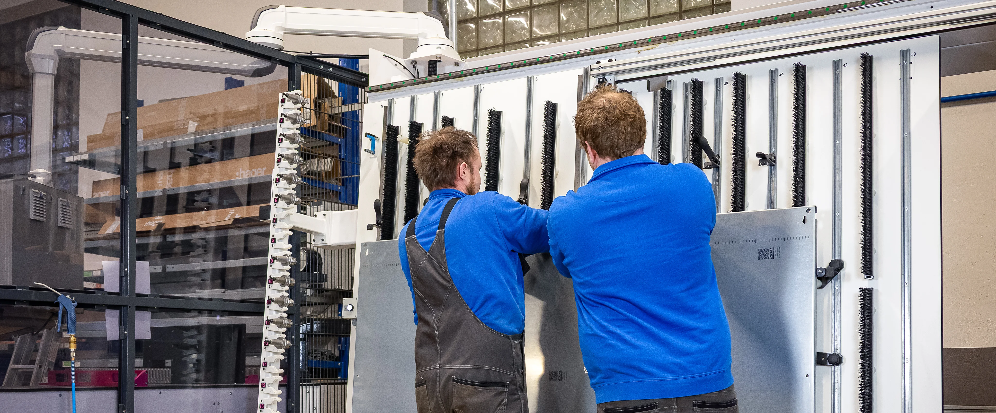 Zwei Mitarbeiter bei der Arbeit an einem Schaltschrank
