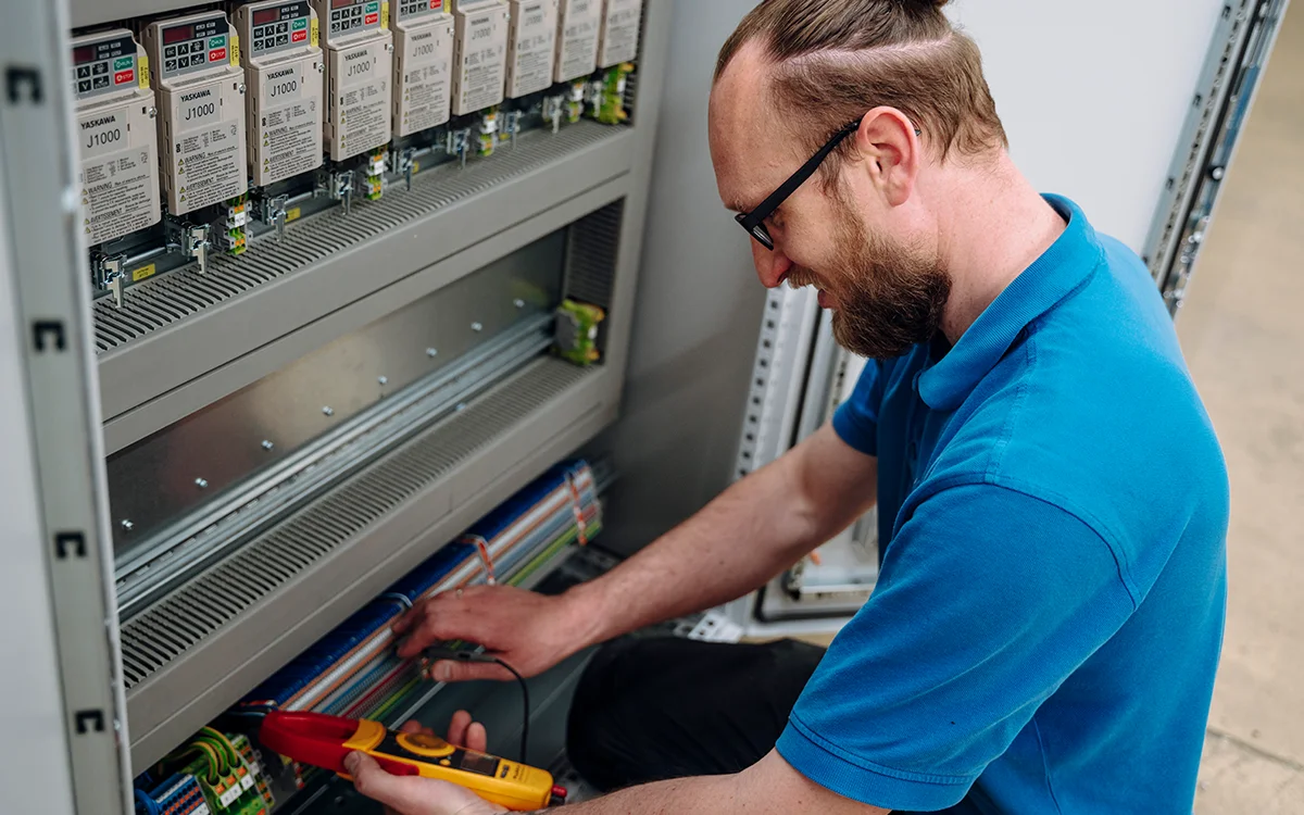 Ein Mitarbeiter an einem Schaltkasten