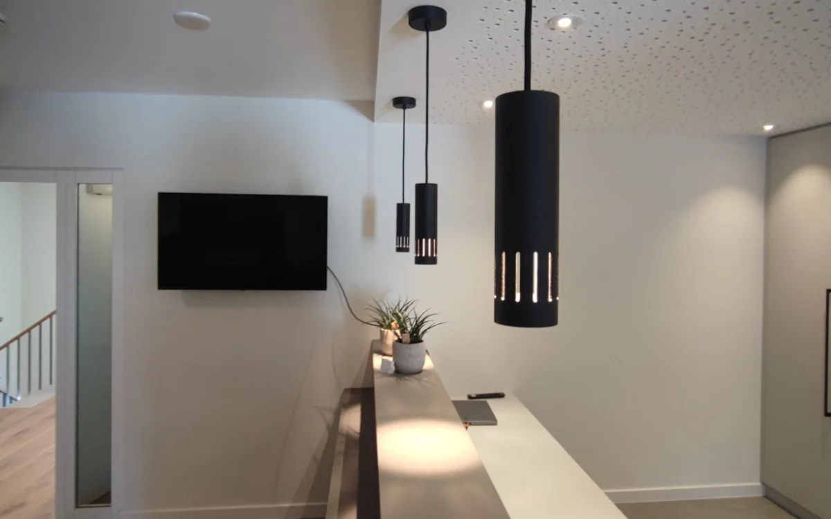 Eine Theke mit Deckenbeleuchtung