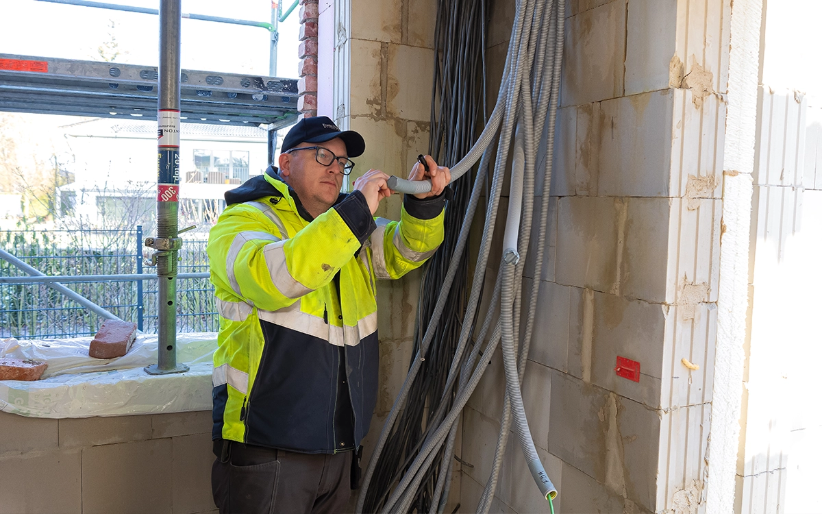 Ein Mitarbeiter markiert Rohre auf der Baustelle