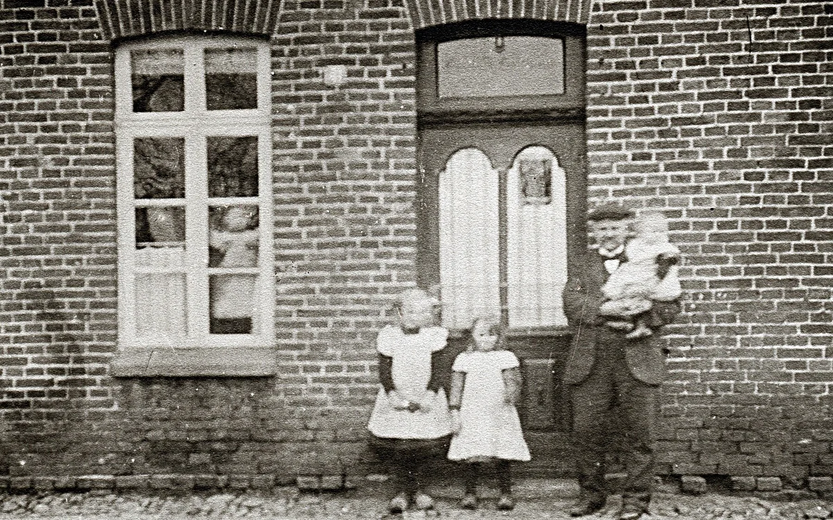 Franz-Irenäus Holthaus mit Kindern vor dem Wohnhaus