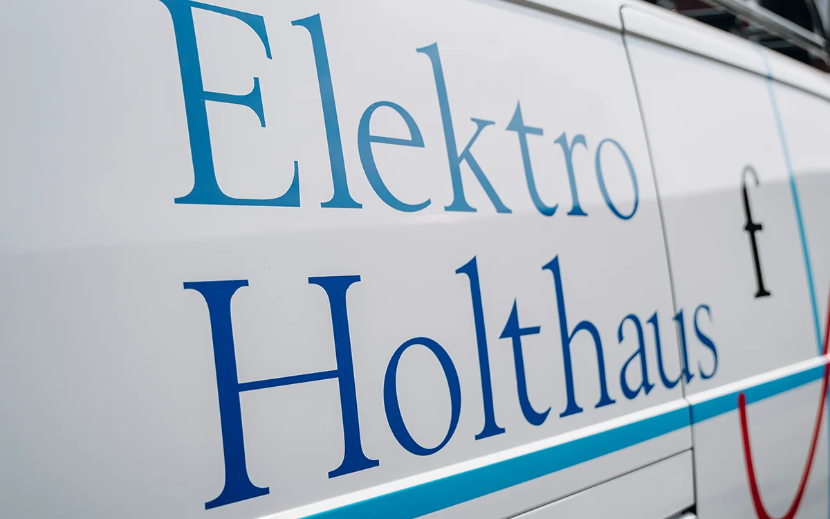 Detailansicht einer Fahrzeugbeschriftung mit Blick auf das Logo