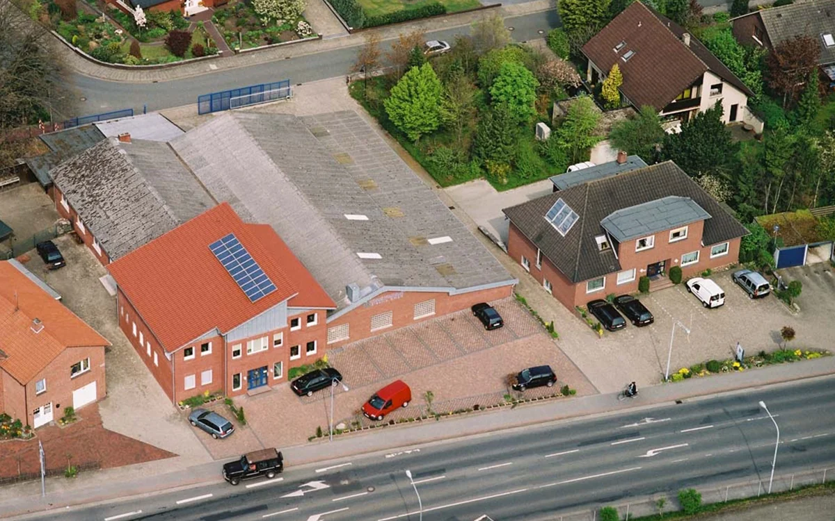 Eine Luftaufnahme des Firmengeländes am Bergweg